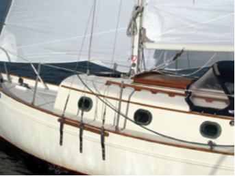 The roomy foredeck with its high bulwarks and the wide side decks contribute to crew safety, and the oversized chainplates convey an idea of the boat’s ruggedness.