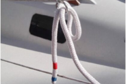 With one end made fast on the boat and the other tucked into a ring on the lifeline, Michael’s dockline is set up so a helper on the dock can easily grab it and take it to a dock cleat.