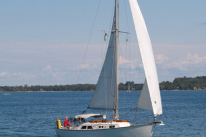 The Capri 30’s gentle sheerline gives it a timeless beauty. The large cowl vents on Dorade boxes, plus fairly large opening portlights, provide for above-average ventilation below. Lake Michigan sailor, Jack Klang, takes great pride in the sailing performance of Hells Bells, his Capri 30.
