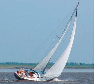 Rubicon, a Tartan 34 Classic, now shows her sweet lines to Germans, the first of her kind in Europe.