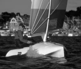 Always willing to experiment, Garry Hoyt designed a rotating oval-shaped rig (built of wood by Goetz Custom Sailboats) to achieve a clean leading edge for the sail, resulting in much less turbulence. The hull was a prototype of the “Escape shape,” in which he pulled the chine down to the waterline for improved stability. Salvador Dali might have done the same purely for artistic purposes.