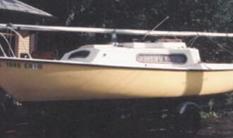 One of the best buys of the time, the South Coast 22 shows an unmistakable Alberg influence. Kits or factory-finished versions were available. Wayne and Diane Martling’s 1977 South Coast 22, Family Fun, above.