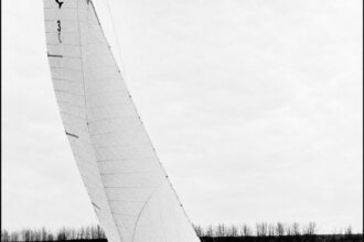 Chinook No. 3, Tamara, owned by Tom Green, on the Columbia River near Portland, Oregon, circa 1956. Inset, Five satisfied boatbuilders: Henry Morton, Jarvis Gould, Wade Cornwell, Merle Starr, and Tom Green.