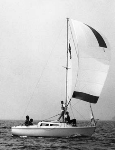 Catalina 22, hull #1, sails in the One of a Kind Regatta on Lake Michigan in 1970. The crew, from left: Rod Mortenson, Beattie Purcell, Lee Buffum, and Herbie Mortenson.