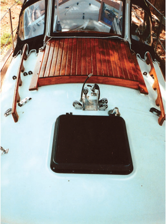 As a trailerable boat, the PS 25 has a deck-stepped mast. A tabernacle allows the spar to be dropped and raised quickly.
