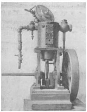 One of the first marine engines marketed. It was produced in 1884 by the Union Engine Works of San Francisco. The carryover from steam engines is evident. Notice that there is no crankcase. This first ran on illuminating gas and was later adapted to gasoline vapor.